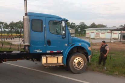 El cuerpo quedó frente al volante de este camión azul. La víctima tenía 50 años.
