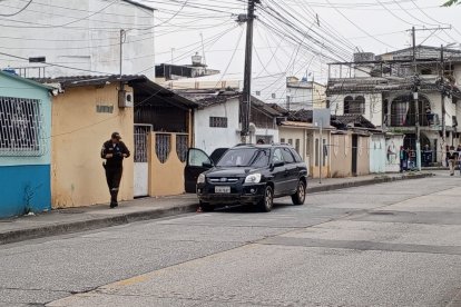 El hombre fue atacado mientras se encontraba conduciendo un carro y su cadáver quedó dentro.
