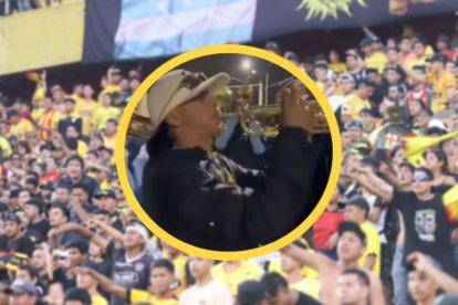 Hincha de Barcelona que celebró junto a hinchas de Talleres.