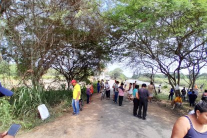 Los comuneros de Olón siguieron vigilantes este miércoles 8 de mayo.