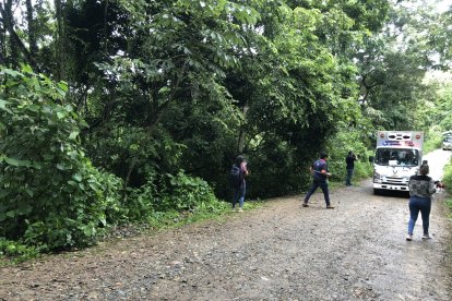 El crimen ocurrió en otro lugar y solo los cuerpos fueron abandonados en la vía lastrada.