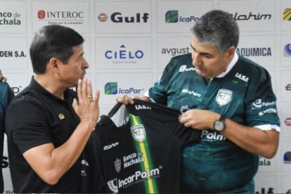 Santiago Escobar (d) recibió la camiseta de Orense de parte del directivo Darwin Palacios