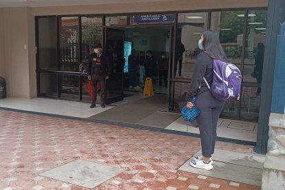 Seis delincuentes ingresaron a Solca y pretendieron llevarse la caja fuerte.