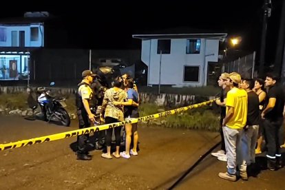 Los parientes de los afectados llegaron hasta el sitio de los hechos.