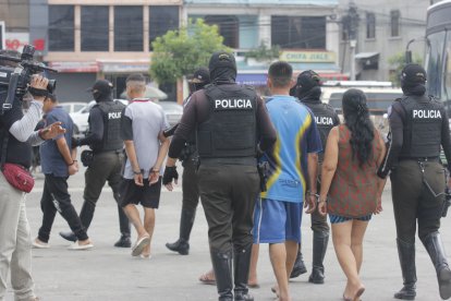 Tres hombres y dos mujeres fueron detenidos en este operativo. Además se incautó drogas y otras evidencias.