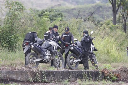 Gendarmes acudieron a la zona, levantaron el cadáver y buscaron indicios en el sitio.