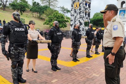 Los nuevos miembros del GOE recibieron su parches, que los identifica como comandos del grupo especial, por parte de la alta cúpula policial.