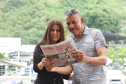Los cantantes colombianos de salsa Hansel Camacho y Francia Elena se mostraron muy atraídos por las noticias de Diario EXTRA.
