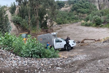 El cuerpo desnudo fue trasladado hasta la morgue del cementerio general de Latacunga.