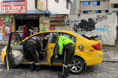 Los vecinos denuncian que a pocos metros de donde hallaron al taxista hay un retén policial que permanece vacío.