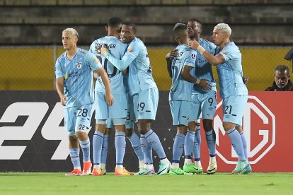 AMDEP1549. QUITO (ECUADOR), 09/05/2024.- Jugadores de Católica celebran un gol de José Fajardo este jueves, en un partido de la fase de grupos de la Copa Sudamericana entre Católica y La Calera en el estadio Olímpico Atahualpa en Quito (Ecuador). EFE/ José Jácome