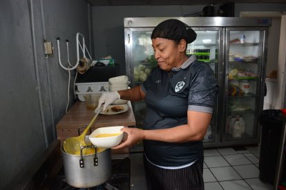 Sandra Arboleda lidera la cocina de la casa club de Sociedad Deportiva Aucas. Es ella una de las encargadas de preparar los alimentos y atender a los chicos en formación.
