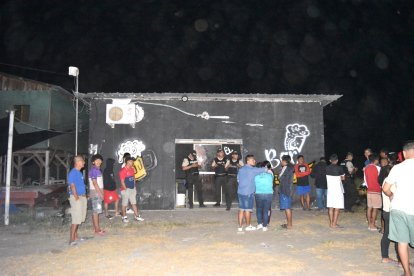 La gente se agolpó afuera del local al que llegaron sicarios, quienes iban en motos y camioneta.