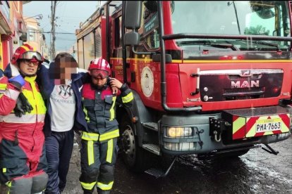Miembros del Cuerpo de Bomberos asistieron la emergencia.