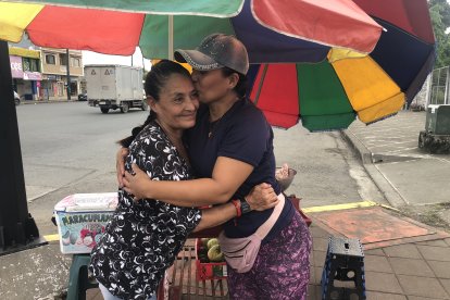 La hija de Gladys la besa y se siente orgullosa de su madre trabajadora.