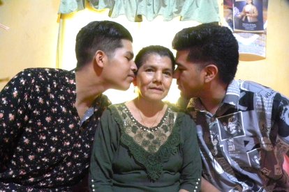 La mamá adoptiva junto a sus dos hijos, Carlos y Daniel.