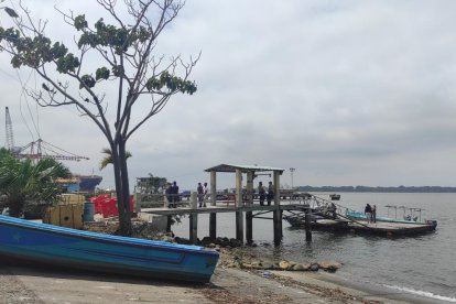 Familiares de las víctimas piden que busquen los cuerpos en el mar.