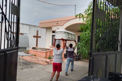 Los deudos llevaron un féretro blanco para trasladar los restos de la menor.