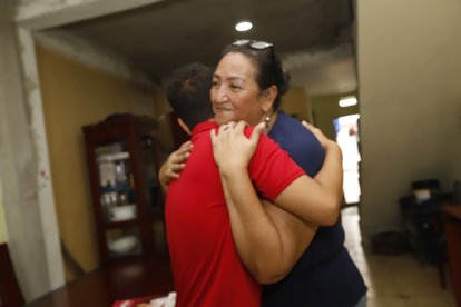Catalina recibe un fuerte abrazo por parte de su hijo en el Día de las Madres