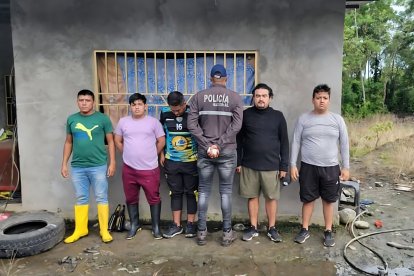Robinson León Arébalo (buzo negro) fue detenido en Cascales, Sucumbíos.