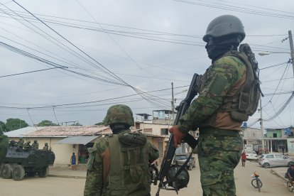 Los miembros de las Fuerzas Armadas recorren las calles de cinco barrios, donde los ataques se han recrudecido. La gente ha dejado sus casas hasta que todo se calme.