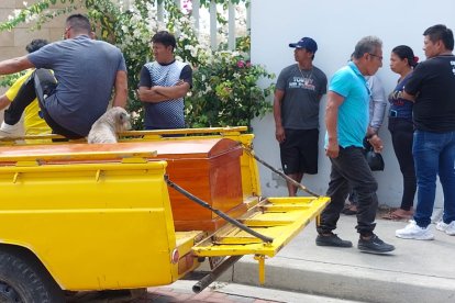 Los parientes de los fallecidos fueron hasta la morgue de Santa Elena para retirarlos.