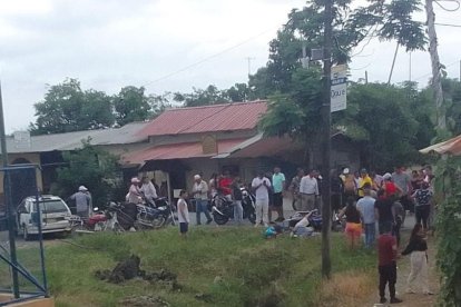 Carlos Murillo Jiménez y su hijo de 17 años, se transportaban por la vía al recinto Los Tres Cerritos cuando los atacaron.