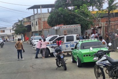 Después del ataque en el barrio Centenario, en otro sector hallaron un vehículo incinerado.