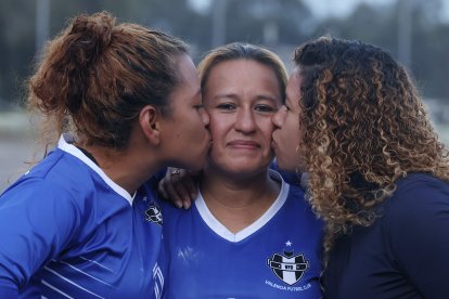 Elena Vera junto a sus hijas Jéssica y  Brisa tras ganar el título en la Liga Consejo Provincial.