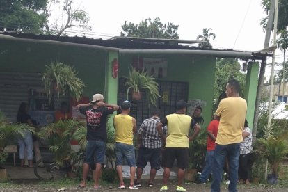 El ataque ocurrió en el exterior de una tienda, donde el hombre estaba bebiendo.