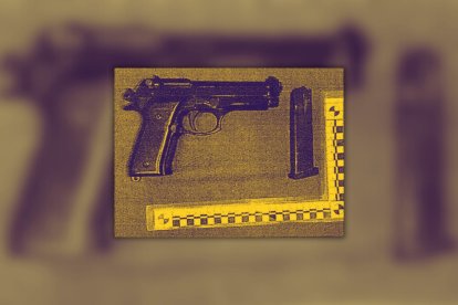 Esta es la pistola que habría sido incautada al ciudadano extranjero, quien sería miembro de un grupo terrorista.