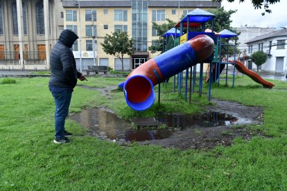 Junto a los juegos infantiles se forman charcos que permanecen luego de las lluvias.