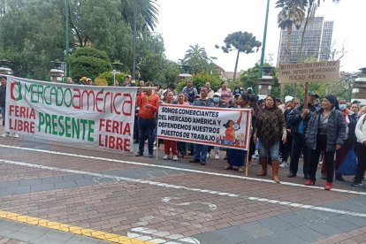 Comerciantes del Mercado América, y vecinos de los barrios aledaños piden que se retiren las vallas y la cárcel.