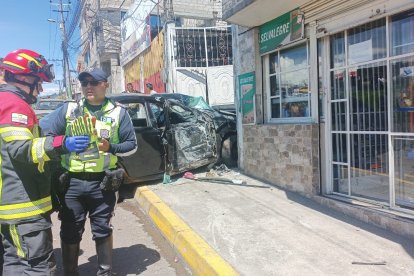 La parte en la que viajaba la copiloto terminó completamente destruida.