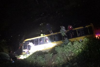 El bus se cayó a un área por donde está un riachuelo.