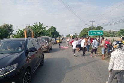 El siniestro se registró a las 16:00 del martes 14 de mayo. Los jóvenes se transportaban en una motocicleta por la vía Salitre -T de Daule.