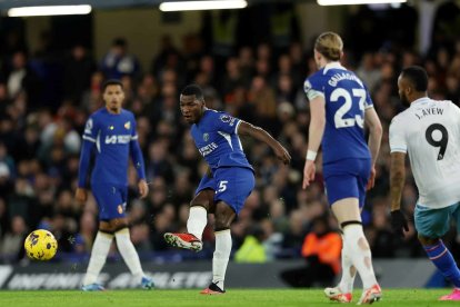 Moisés Caicedo destaca en la volante de Chelsea.