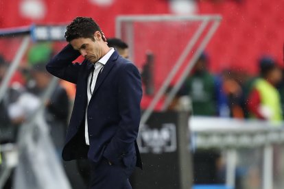 El entrenador de LDU Quito Josep Alcácer y su cara que lo dice todo, los Albos no la ven en la Copa Libertadores.