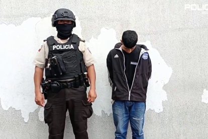 El hombre fue visto por agentes policiales, quienes luego constataron que la moto en la que andaba había sido sustraída.