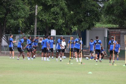 En el calentamiento, los jugadores azules no pararon de reír.