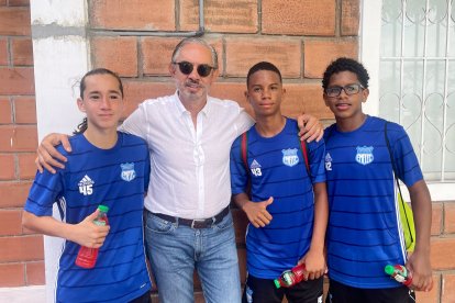 Leonel Cevallos (i), Emmanuel González y Luis Fragozo junto al presidente de Emelec, José Pileggi
