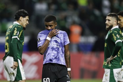 AMDEP1905. SAO PAULO (BRASIL), 15/05/2024.- Keny Arroyo de Independiente del Valle se lamenta este miércoles, en un partido de la fase de grupos de la Copa Libertadores entre Palmeiras y Independiente del Valle (IDV) en el estadio Allianz Parque en Sao Paulo (Brasil). EFE/ Isaac Fontana
