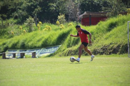 Jefferson Montero, entrenando con la camiseta de AV25.