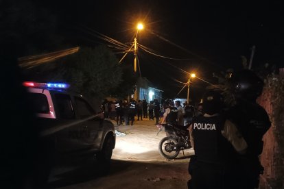 Tras el ataque, la policía hizo unos allanamientos para ubicar a los posibles responsables.