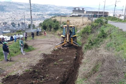 Los vecinos han salido con palas para ayudar a los funcionarios municipales.