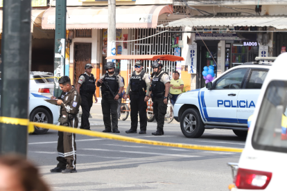 Personal de Policía recabó indicios en el lugar del crimen.
