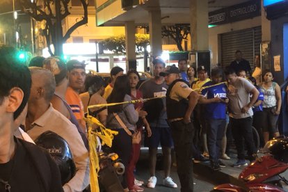 La policía busca identificar al motorizado con casco que disparó al guardia.