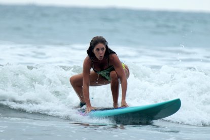 María Mercedes Cuesta tiene dos meses en clases de surf y va dominando la técnica.