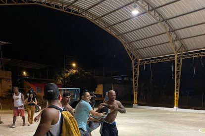 Momentos en que cargaban a uno de los ciudadanos caídos en la cancha, por los balazos.