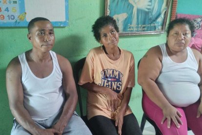 La madre junto a sus parientes que la cuidan. Ella tiene esperanza en que le ayuden a aliviar su sufrimiento.